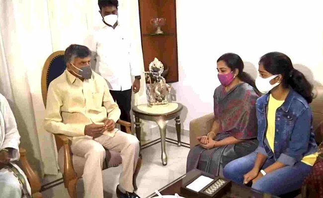 Chandrababu meets family members of Devineni Uma